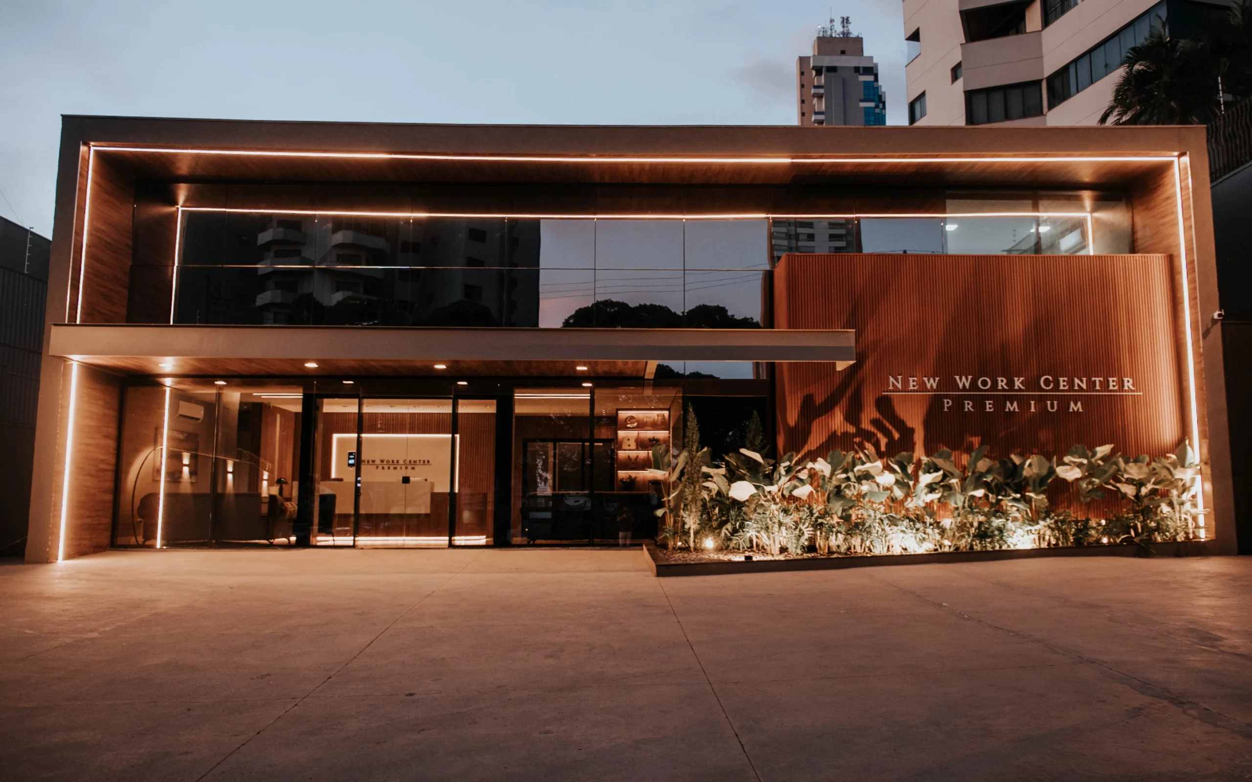 Fachada do New Work Center Premium, na Avenida Afonso Pena, 2843, com entrada de vidro e iluminação linear.